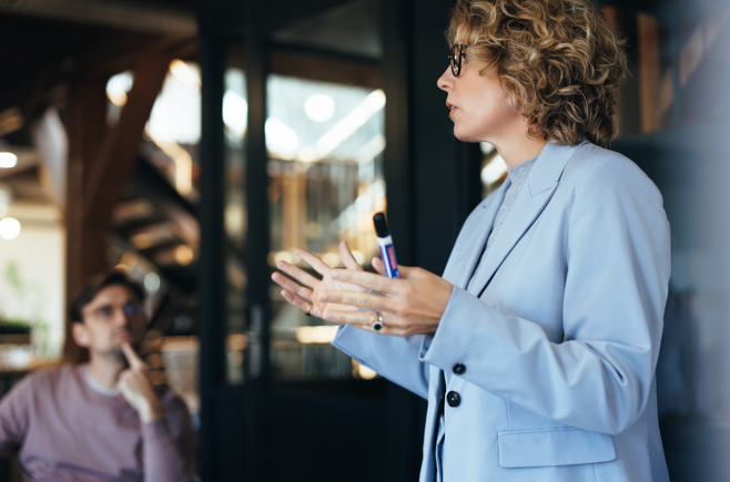 Comment la croyance “les femmes ne se font pas de cadeaux” façonne la place des femmes au travail